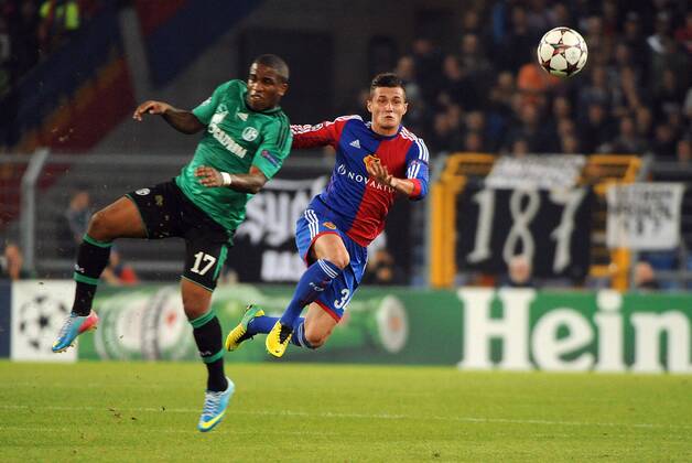 Basel, Schweiz, Stadion St. Jakob-Park 1.10.2013 Fussball, Champions-League FC Basel - Schalke 04 Jefferson Farfan, Schalke 04 und Taulant XHAKA, FC Basel Foto und alle