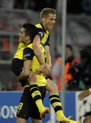 Fussball-Championsleague, 1.10.2013, Signal Iduna Arena, Dortmund, Borussia Dortmund- Olympique Marseille ---- Nuri Sahin jubelt mit Passgeber zum 1:0 Eric Durm Kolvenbach