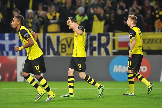 Fußball Champions League Gruppenphase 2. Spieltag Borussia Dortmund (BVB) - Olympique Marseille am 01.10.2013 im Signal Iduna Park in Dortmund Torjubel zum 1:0 durch Robert Lewandowski ( Dortmund ), mitte - Pierre-Emerick Aubameyang ( Dortmund ), links - Marco Reus ( Dortmund ), rechts