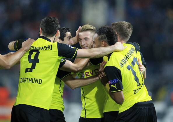 vl: Robert Lewandowski 9 (Borussia Dortmund), Henrikh Micki Mkhitaryan 10 (Borussia Dortmund) und Pierre-Emerick Aubameyang 17 (Borussia Dortmund) feiern Torschuetze Marco Reus 11 (Borussia Dortmund) nach dessen Treffer, Tor zum 2:0, Emotion, Freude, Glueck Borussia Dortmund vs Olympique Marseille --- Fussball --- Champions League --- 01.10.2013 EP_JSE