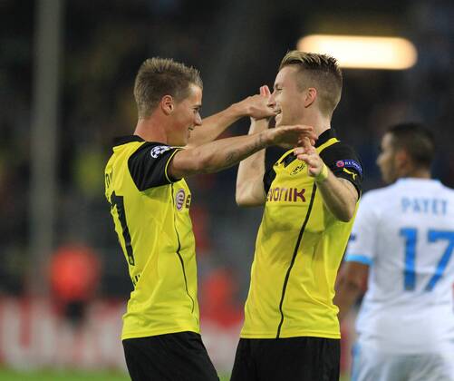 Erik Durm (Borussia Dortmund) gratuliert Torschuetze Marco Reus 11 (Borussia Dortmund) zu dessen Treffer, Tor zum 2:0, Emotion, Freude, Glueck Borussia Dortmund vs Olympique Marseille --- Fussball --- Champions League --- 01.10.2013 EP_JSE