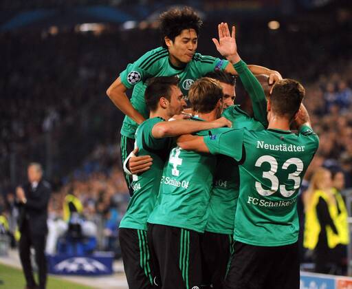 Basel, Schweiz, Stadion St. Jakob-Park 1.10.2013 Fussball, Champions-League FC Basel - Schalke 04 Schalke Jubel, nur der grüne Arm ist zu sehen vom 0:1 Torschütze Julian Draxler, Schalke 04 Foto und alle