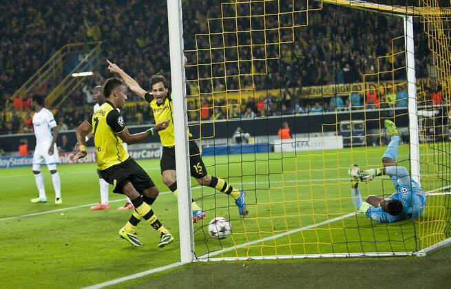 Tor zum 2:0, durch Marco REUS (nicht im Bild), v.l. Pierre-Emerick AUBAMEYANG und Mats HUMMELS (DO) jubeln, Torwart Steve MANDANDA r. (MAR) ist geschlagen im Tor, Aktion, Fussball Champions League, Vorrunde, 2. Spieltag, Borussia Dortmund (DO) - Olympique Marseille (MAR), am 01.10.2013 in Dortmund Deutschland.
