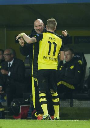 Jubel Torschuetze Marco REUS (DO) nach seinem Tor zum 2:0, mit einem Betreuer, Fussball Champions League, Vorrunde, 2. Spieltag, Borussia Dortmund (DO) - Olympique Marseille (MAR), am 01.10.2013 in Dortmund Deutschland.