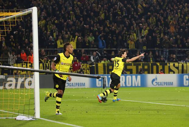 Mats Hummels 15 (Borussia Dortmund) zeigt nach dem Tor, Treffer zum 2:0 direkt in Richtung Torschütze Marco Reus 11 (Borussia Dortmund) Borussia Dortmund vs Olympique Marseille --- Fussball --- Champions League --- 01.10.2013 EP_JSE