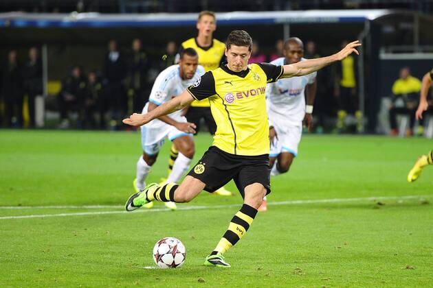 Fußball Champions League Gruppenphase 2. Spieltag Borussia Dortmund (BVB) - Olympique Marseille am 01.10.2013 im Signal Iduna Park in Dortmund Torschuss zum 3:0 durch Robert Lewandowski ( Dortmund )