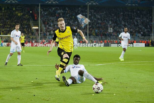 Nicolas NKOULOU r. (MAR) foult Marco REUS (DO) im Strafraum, es gibt Elfmeter, Foul, Aktion, Zweikampf, Fussball Champions League, Vorrunde, 2. Spieltag, Borussia Dortmund (DO) - Olympique Marseille (MAR), am 01.10.2013 in Dortmund Deutschland.