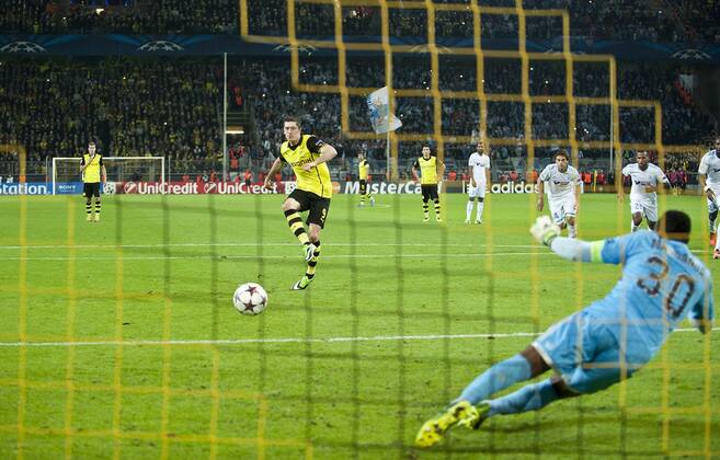 Robert LEWANDOWSKI (DO) schiesst per Elfmeter das Tor zum 3:0, AKtion, gegen Torwart Steve MANDANDA (MAR), Fussball Champions League, Vorrunde, 2. Spieltag, Borussia Dortmund (DO) - Olympique Marseille (MAR), am 01.10.2013 in Dortmund Deutschland.