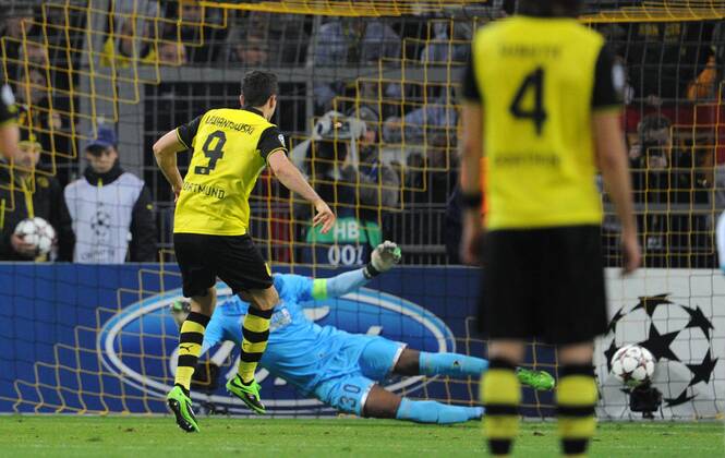 01-10-2013, Fussball, Saison 2013-2014, UEFA Champions League, Vorrunde, Borussia Dortmund (BVB) - Olympique Marseille, Robert Lewandowski (Borussia Dortmund) verwandelt den Elfmeter zum 3-0.