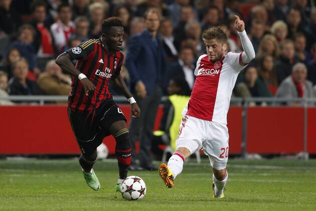 (L-R) Sulley Muntari of AC Milan, Lasse Schone of Ajax during the Champions League match between Ajax Amsterdam and AC Milan on Oktober 1, 2013 at the Amsterdam Arena in Amsterdam, The Netherlands. Ajax v AC Milan Champions League 2013 2014 xVIxLaurensxLindhoutxIVx 1826467