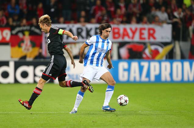 Simon Rolfes (Bayer 04 Leverkusen) im Zweikampf mit Carlos Martinez (Real Sociedad San Sebastian), Aktion Action Bayer 04 Leverkusen vs Real Sociedad San Sebastian, 02.10.2013, Fussball, UEFA Champions League EP_ans
