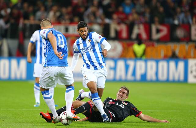 Stefan Reinartz (Bayer 04 Leverkusen) im Zweikampf mit Haris Seferovic (Real Sociedad San Sebastian) und Carlos Vela (Real Sociedad San Sebastian), Aktion Action Bayer 04 Leverkusen vs Real Sociedad San Sebastian, 02.10.2013, Fussball, UEFA Champions League EP_ans