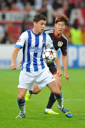 Fußball Champions League Gruppenphase 2. Spieltag Bayer Leverkusen - San Sebastian am 02.10.2013 in der BayArena in Leverkusen Gorka Elustondo ( San Sebastian ), vorne - Heung-Min Son ( Leverkusen ), hinten