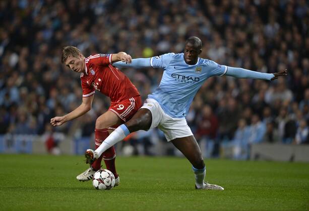 02.10.2013, Fussball Championsleague 2013 2014, Vorrunde, 2.Spieltag, Manchester City - FC Bayern München, im Etihad-Stadion Manchester. v.li: Toni Kroos (Bayern München) gegen Yaya Toure (Manchester).