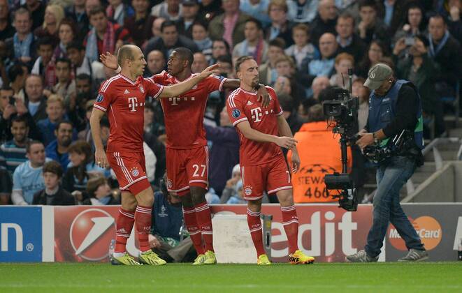 FUSSBALL CHAMPIONS LEAGUE SAISON 2013 2014 VORRUNDE Manchester City - FC Bayern München 02.10.2013 Arjen Robben, David Alaba und Franck Ribery (v.l., alle FC Bayern München) jubeln nach dem 0:1 etwas introvertiert 