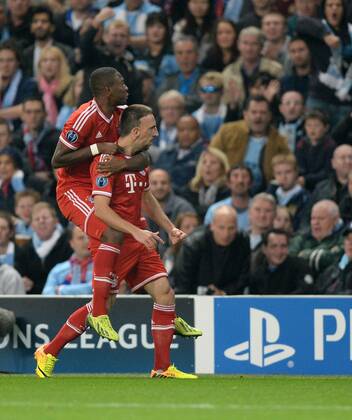 FUSSBALL CHAMPIONS LEAGUE SAISON 2013 2014 VORRUNDE Manchester City - FC Bayern München 02.10.2013 David Alaba und Franck Ribery (v.l., beide FC Bayern München) jubeln nach dem 0:1 