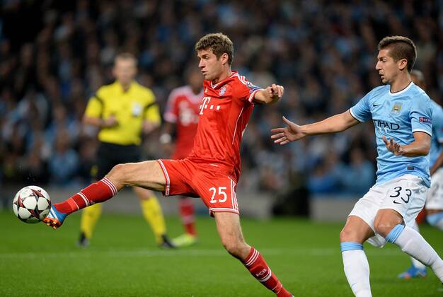 FUSSBALL CHAMPIONS LEAGUE SAISON 2013 2014 VORRUNDE Manchester City - FC Bayern München 02.10.2013 Thomas Mueller (FC Bayern München) gegen Matija Nastasic (re, Manchester City) 