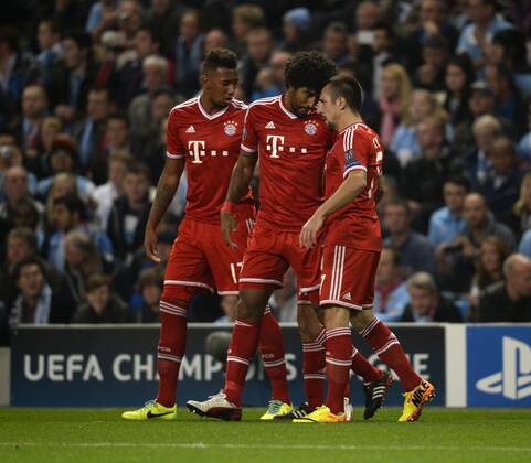 02.10.2013, Fussball Championsleague 2013 2014, Vorrunde, 2.Spieltag, Manchester City - FC Bayern München, im Etihad-Stadion Manchester. Torjubel Franck Ribery (re, München) mit Dante (mitte, Bayern München).