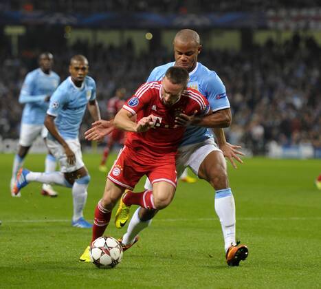 02.10.2013, Fussball Championsleague 2013 2014, Vorrunde, 2.Spieltag, Manchester City - FC Bayern München, im Etihad-Stadion Manchester. v.li: Franck Ribery (München) gegen Vincent Kompany (Manchester).