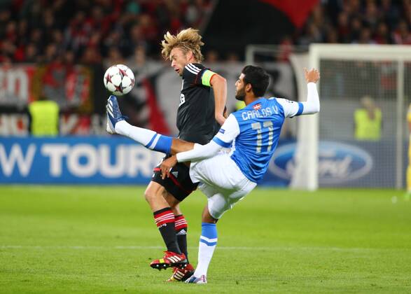 Simon Rolfes (Bayer 04 Leverkusen) im Zweikampf mit Carlos Vela (Real Sociedad San Sebastian), Aktion Action Bayer 04 Leverkusen vs Real Sociedad San Sebastian, 02.10.2013, Fussball, UEFA Champions League EP_ans