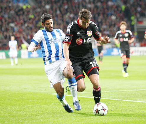 Sebastian Boenisch (Bayer 04 Leverkusen) im Zweikampf mit Carlos Vela (Real Sociedad San Sebastian), Aktion Action Bayer 04 Leverkusen vs Real Sociedad San Sebastian, 02.10.2013, Fussball, UEFA Champions League EP_ans