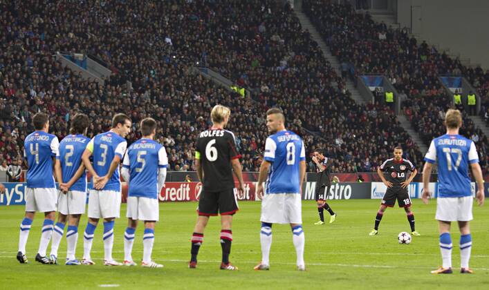 Leverkusen, 02.10.2013, BayArena Freistoß Sydney Sam (Bayer) Bayer Leverkusen - Real Sociedad San Sebastian mm