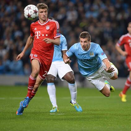 FUSSBALL CHAMPIONS LEAGUE SAISON 2013 2014 VORRUNDE Manchester City - FC Bayern München 02.10.2013 Thomas Mueller (li, FC Bayern München) gegen Matija Nastasic (re, Manchester City) 