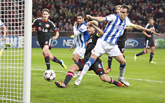 Leverkusen, 02.10.2013, BayArena Tor zum 1:0 durch Simon Rolfes (Bayer) gegen Mikel Gonzalez (San S) Bayer Leverkusen - Real Sociedad San Sebastian mm