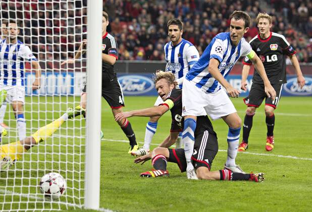 Leverkusen, 02.10.2013, BayArena Tor zum 1:0 durch Simon Rolfes (Bayer) gegen Mikel Gonzalez (San S) Bayer Leverkusen - Real Sociedad San Sebastian mm