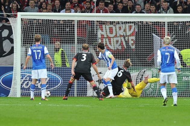 Fußball Champions League Gruppenphase 2. Spieltag Bayer Leverkusen - San Sebastian am 02.10.2013 in der BayArena in Leverkusen Torschuss zum 1:0 durch Simon Rolfes ( Leverkusen )