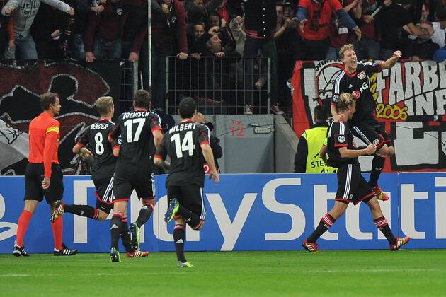 Fußball Champions League Gruppenphase 2. Spieltag Bayer Leverkusen - San Sebastian am 02.10.2013 in der BayArena in Leverkusen Torjubel zum 1:0 durch Simon Rolfes ( Leverkusen ), vorne - Stefan Kießling ( Leverkusen ), hinten