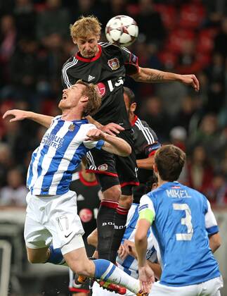 02.10.2013, Fussball Championsleague 2013 2014, Vorrunde, 2.Spieltag, Bayer 04 Leverkusen - Real Sociedad San Sebastian , in der BayArena Leverkusen. v.l. David Zurutuza (Real Sociedad San Sebastian) gegen Stefan Kießling (Bayer Leverkusen)