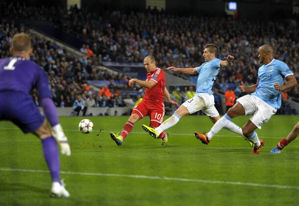 02.10.2013, Fussball Championsleague 2013 2014, Vorrunde, 2.Spieltag, Manchester City - FC Bayern München, im Etihad-Stadion Manchester. Torschuss von Arjen Robben (3.v.re, Bayern München) zum 3:0.