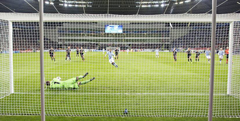 Leverkusen, 02.10.2013, BayArena Torwart Bernd Leno (Bayer) hält Elfmeter gegen Carlos Vela (San S) Bayer Leverkusen - Real Sociedad San Sebastian mm