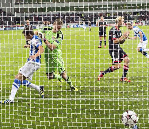 Leverkusen, 02.10.2013, BayArena Torwart Bernd Leno (Bayer) reißt nachdem Tor zum 1:1 Gorka Elustondo (San S) um Bayer Leverkusen - Real Sociedad San Sebastian mm