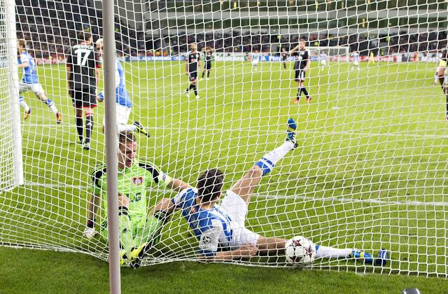 Leverkusen, 02.10.2013, BayArena Torwart Bernd Leno (Bayer) reißt nachdem Tor zum 1:1 Gorka Elustondo (San S) um Bayer Leverkusen - Real Sociedad San Sebastian mm