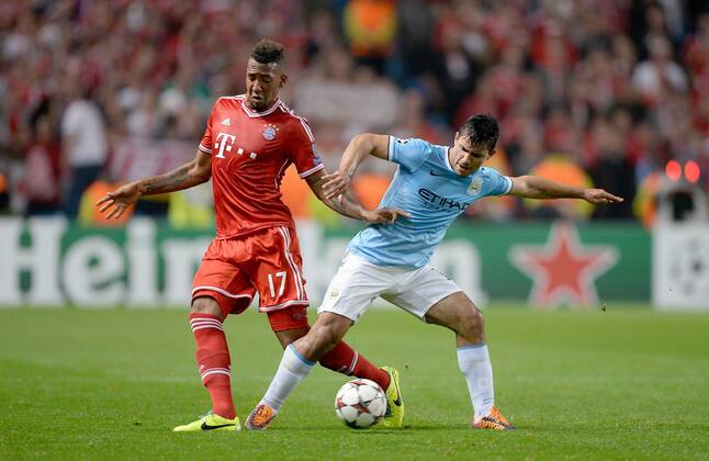 FUSSBALL CHAMPIONS LEAGUE SAISON 2013 2014 VORRUNDE Manchester City - FC Bayern München 02.10.2013 Jerome Boateng (li, FC Bayern München) gegen Sergio Aguero (re, Manchester City) 