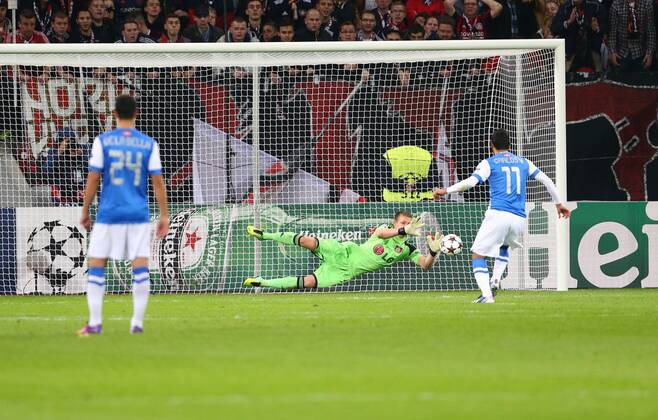 Bernd Leno (Bayer 04 Leverkusen) haelt den Elfmeter von Carlos Vela (Real Sociedad San Sebastian), kann aber den Nachschuss nicht abwehren, Aktion Action Bayer 04 Leverkusen vs Real Sociedad San Sebastian, 02.10.2013, Fussball, UEFA Champions League EP_ans
