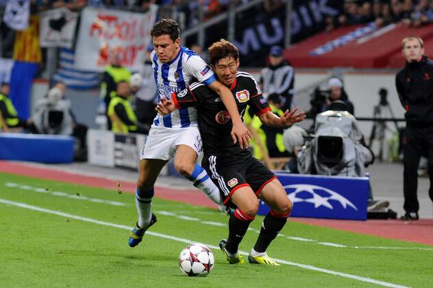 Heung Min Son ( rechts Bayer 04 Leverkusen ) im Zweikampf mit Gorka Elustondo ( links Real Sociedad Action Aktion ) 02.10.2013 --- Fussball --- Champions League --- Bayer 04 Leverkusen vs Real Sociedad EP_ttl