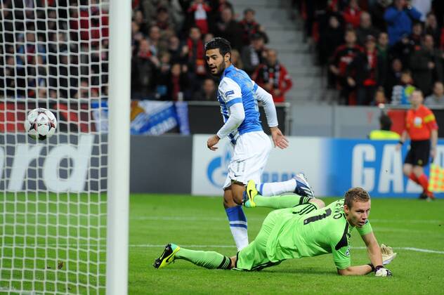 Torhüter Bernd Leno ( vorn Bayer 04 Leverkusen ) ist machtlos gegen den Nachschuss von Carlos Vela ( hinten Real Sociedad Action Aktion ) 02.10.2013 --- Fussball --- Champions League --- Bayer 04 Leverkusen vs Real Sociedad