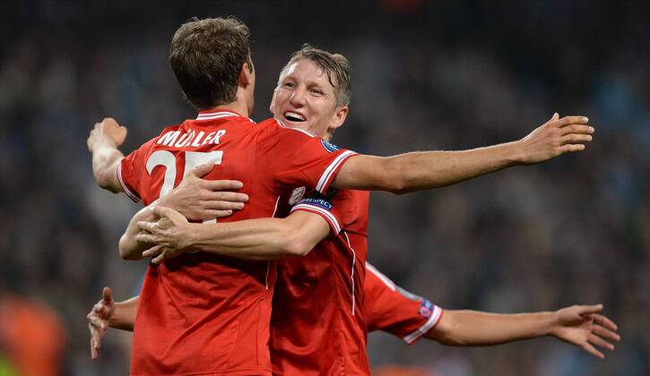 FUSSBALL CHAMPIONS LEAGUE SAISON 2013 2014 VORRUNDE Manchester City - FC Bayern München 02.10.2013 Thomas Mueller und Bastian Schweinsteiger (v.l., beide FC Bayern München) jubeln nach dem 0:2 