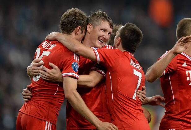FUSSBALL CHAMPIONS LEAGUE SAISON 2013 2014 VORRUNDE Manchester City - FC Bayern München 02.10.2013 Thomas Mueller, Bastian Schweinsteiger und Franck Ribery (v.l., alle FC Bayern München) jubeln nach dem 0:2 