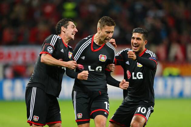 Jens Hegeler (Bayer 04 Leverkusen) bejubelt seinen Treffer zum 2:1 mit Roberto Hilbert (Bayer 04 Leverkusen) und Emre Can (Bayer 04 Leverkusen), Torjubel Jubel, Emotionen Bayer 04 Leverkusen vs Real Sociedad San Sebastian, 02.10.2013, Fussball, UEFA Champions League EP_ans