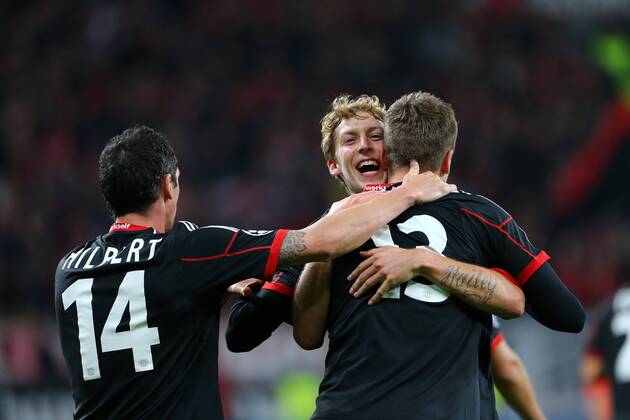 Jens Hegeler (Bayer 04 Leverkusen) bejubelt seinen Treffer zum 2:1 mit Roberto Hilbert (Bayer 04 Leverkusen) und Stefan Kießling (Bayer 04 Leverkusen), Torjubel Jubel, Emotionen Bayer 04 Leverkusen vs Real Sociedad San Sebastian, 02.10.2013, Fussball, UEFA Champions League EP_ans