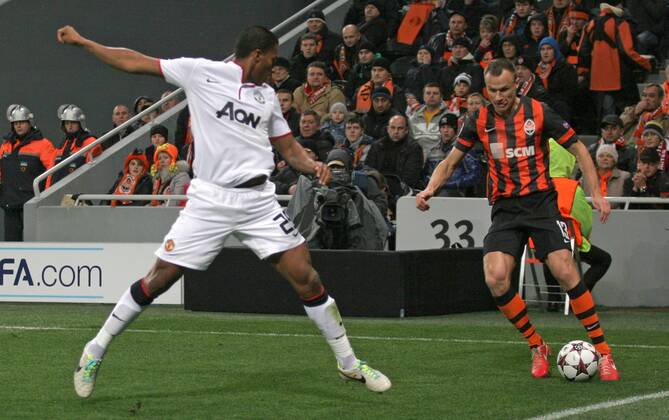ITAR-TASS: DONETSK, UKRAINE. OCTOBER 2, 2013. Manchester United Luis Antonio Valencia (white), Shakhtar Donetsk Vyacheslav Shevchuk in the UEFA Champions League 2013 2014 Group A Round 2, Shakhtar Donetsk vs Manchester United match. The game ended in a 1-1 draw.  RE12B261
