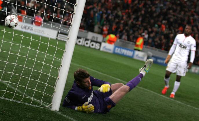 ITAR-TASS: DONETSK, UKRAINE. OCTOBER 2, 2013. Manchester United goalkeeper David de Gea missing the goal in the UEFA Champions League 2013 2014 Group A Round 2, Shakhtar Donetsk vs Manchester United match. The game ended in a 1-1 draw.  RE12B26A