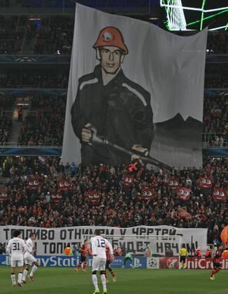 ITAR-TASS: DONETSK, OCTOBER 2, 2013. Shakhtar Donetsk fan banner at the UEFA Champions League 2013 2014 Group A Round 2,  premiumd Aufmacher RE12B260