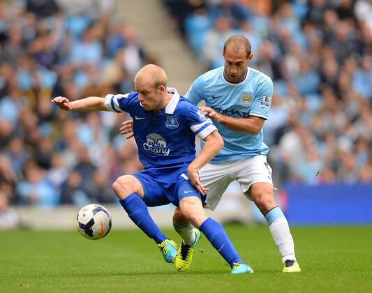Steven Naismith of Everton tussles with Pablo Zabaleta of Manchester City - Barclays Premier League - Manchester City vs Everton - Etihad Stadium - Manchester - England - 05 10 13 - Picture Simon Bellis Sportimage EDITORIAL USE ONLY. No use with unauthorised audio, video, data, fixture lists, club league logos or live services. Online in-match use limited to 120 images, no video emulation. No use in betting, games or single club league player publications.