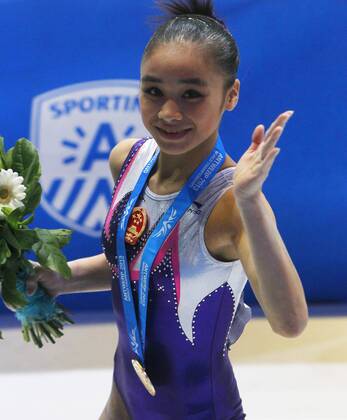 ANTWERP, Oct. 5, 2013 -- Gold medalist Huang Huideng greets spectators after the awarding ceremony for the woman s uneven bar final of the world gymnastics championships in Antwerp, Belgium, Oct. 5, 2013. 