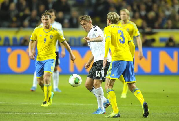 Max KRUSE, DFB 14 Zweikampf , Aktion um den Ball gegen Mikael ANTONSSON, SWE 3 Kim KAELLSTROEM, SWE 9 SCHWEDEN - DEUTSCHLAND (3:5) Deutsche Fussball Nationalmannschaft DFB, WM Qualifikation am 15.10.2013 in Stockholm, SWE WM-Quali, Quali,